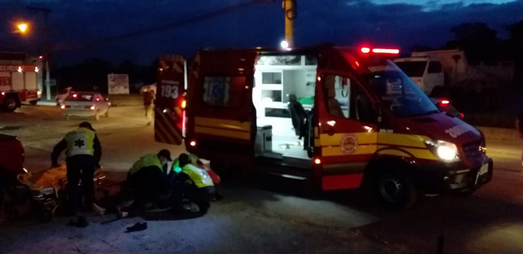 Motociclista fica ferido em acidente na Rua Itajaí (Foto: Corpo de Bombeiros)