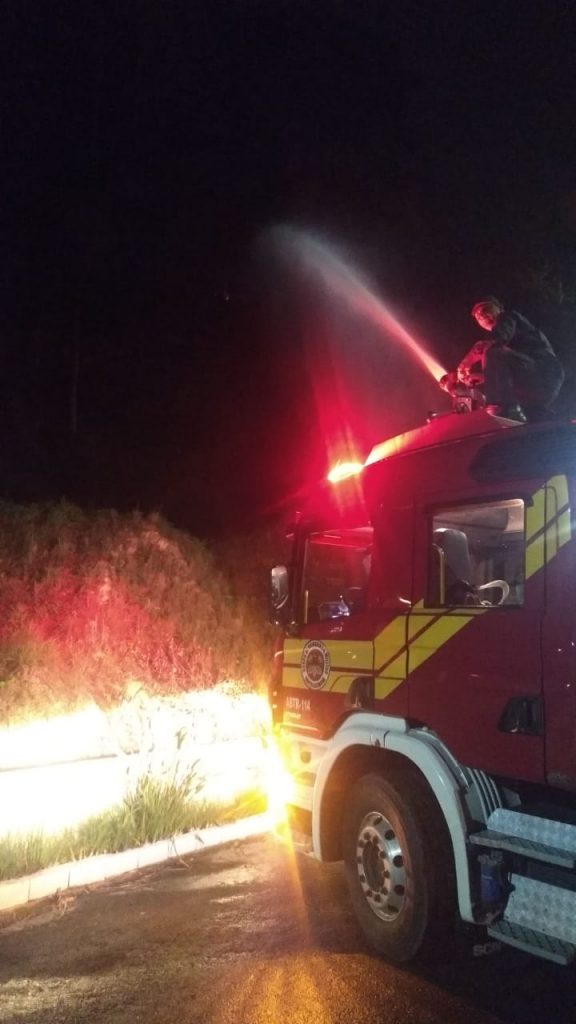 Corpo de Bombeiros combate incêndio no bairro Limoeiro  