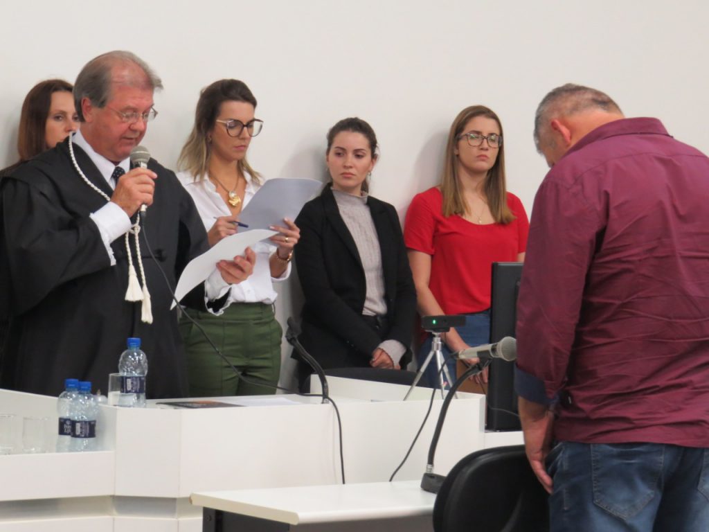 Momento em que o juiz Edemar profere a sentença do réu