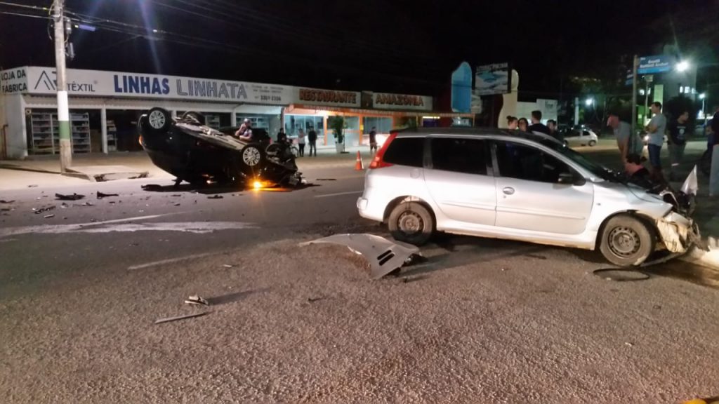 Carros colidem em frente ao pavilhão de eventos