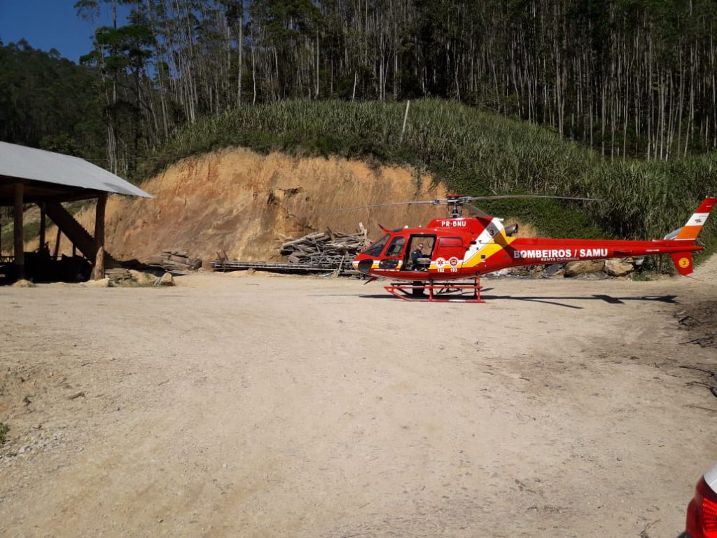 Homem é atingido por tora de madeira em Guabiruba