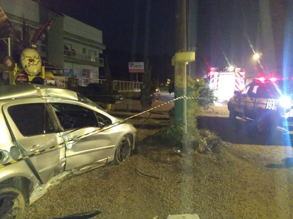 Carro bate em poste na rodovia Ivo Silveira