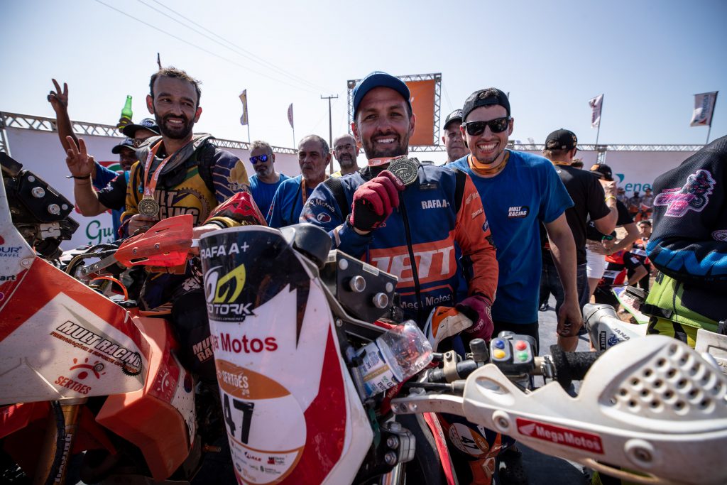 Rafael Espíndola foi campeão do 27º Rally dos Sertões, pela categoria motocicletas nacionais.