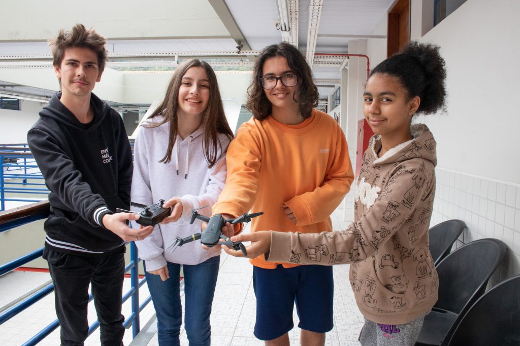 Santiago Lima Coimbra (16 anos, de Florianópolis), Ana Laura (14 anos, de Criciúma), Mateus (15 anos, de Brusque) e Moreen Pires (11 anos, de Florianópolis) integram as quatro equipes que disputam o ciclo SC da ODE. Foto: Ivonei Fazzioni