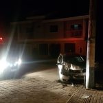 Colisão de carro em poste