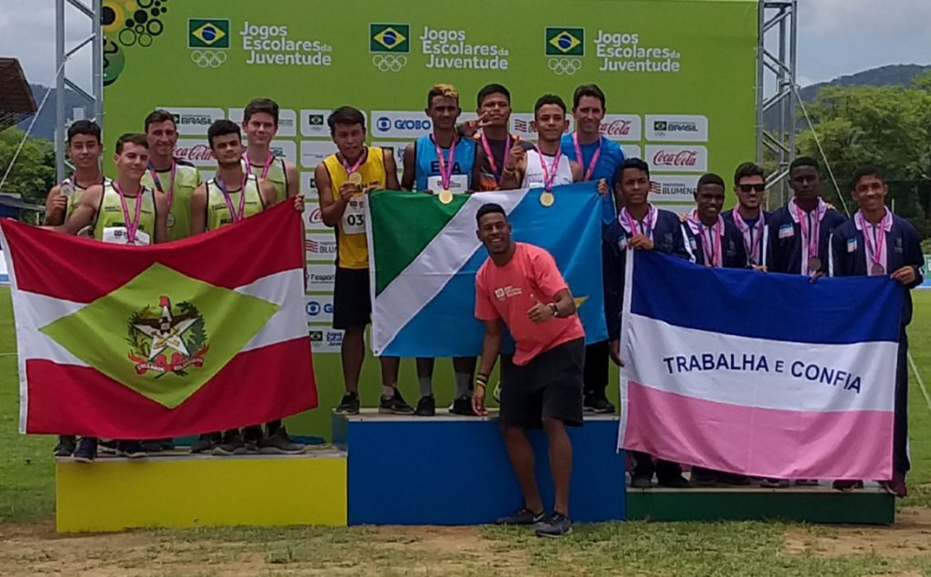 Atleta brusquense que ganhou medalha descalço no salto em distância dos Jogos