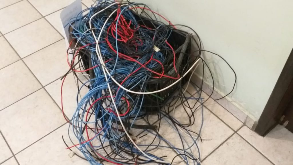 Fios produtos do furto foram recuperados pela PM. (Foto Levi de Oliveira)