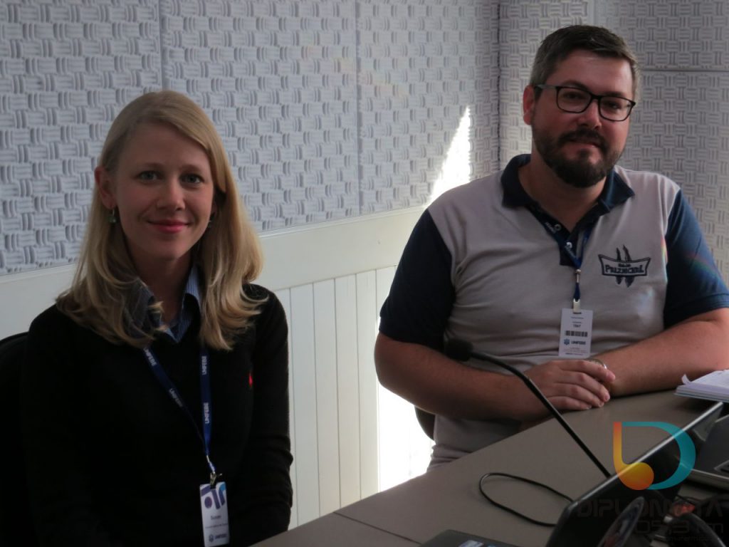 Rodrigo Blödorn e Susan Thiessen no Jornal da Diplomata. (Foto: Diplomata FM)