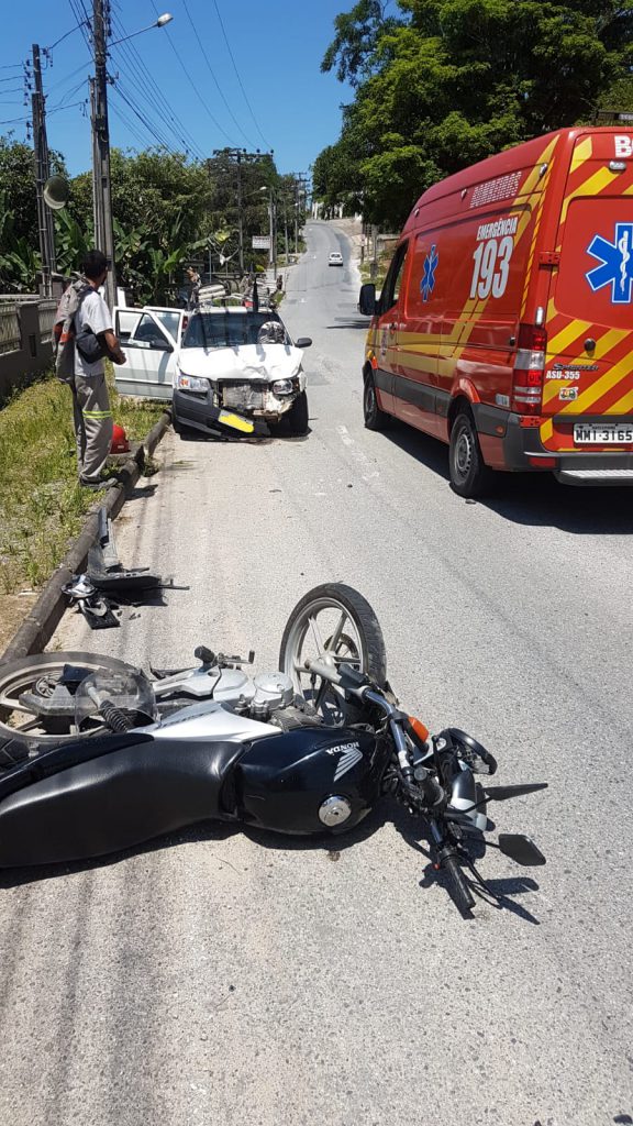 Colisão entre carro e moto fere dois em Guabiruba