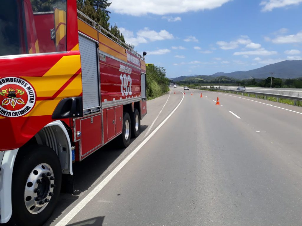 Corpo de Bombeiros combate incêndio na Rod. Antônio Heil