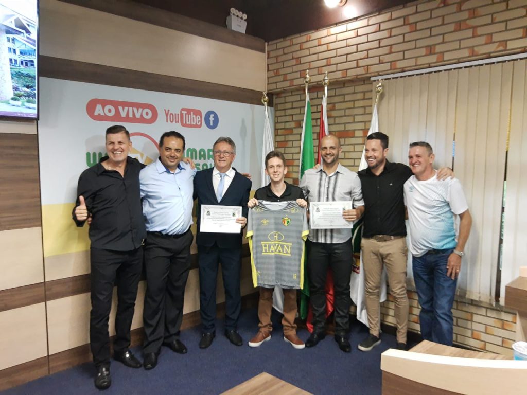 Danilo Rezini e técnico Gersinho são homenageados na Câmara