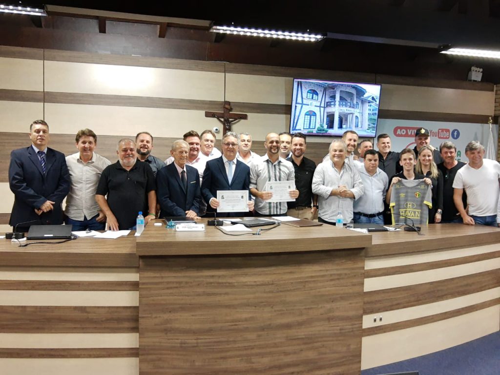 Danilo Rezini e técnico Gersinho são homenageados na Câmara
