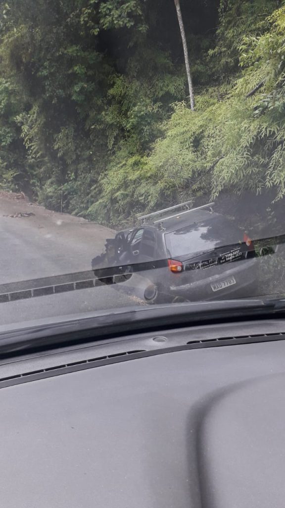 Carro cai em buraco na Rua Boêmia