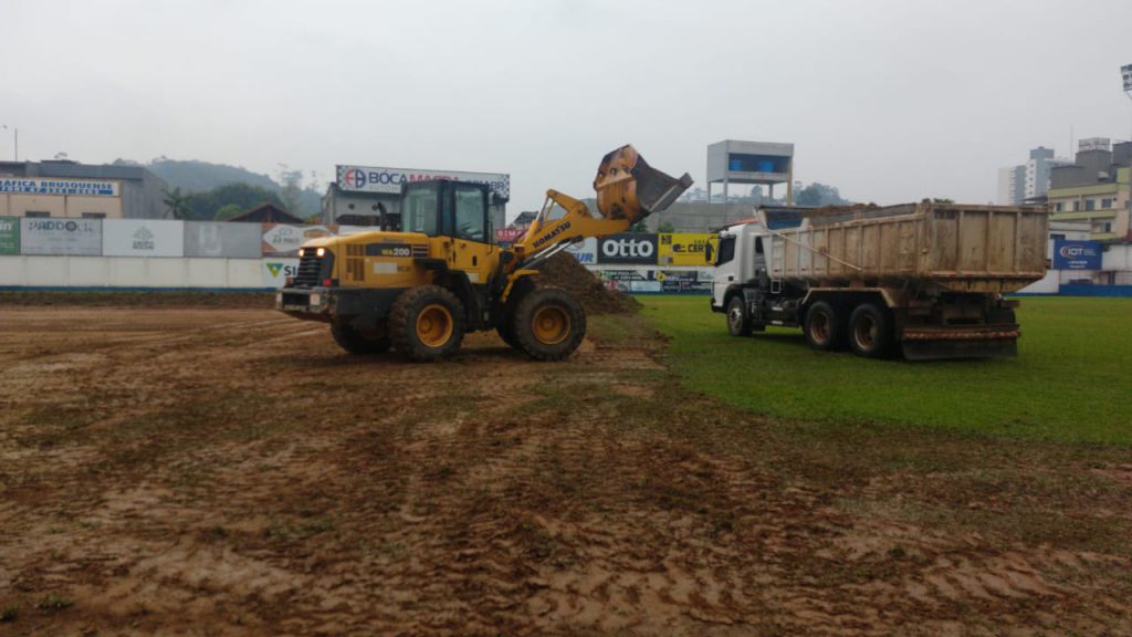 Gramado do Estádio Augusto Bauer sendo removido na manhã desta terça-feira, 4.