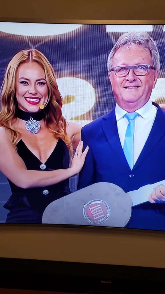 atriz Paola Oliveira uma chave simbólica de um veículo Fiat Cronos.