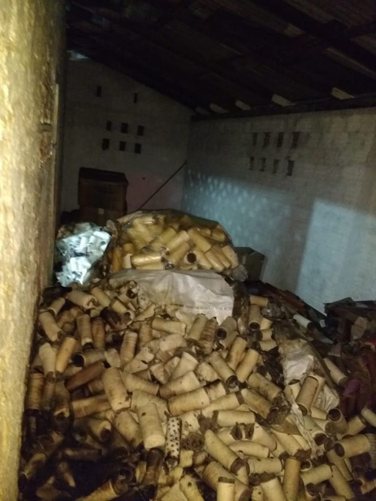 Corpo de Bombeiros combate incêndio em depósito de papelão