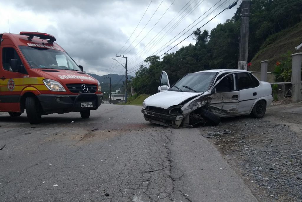 Colisão entre dois carros movimenta bombeiros em Guabiruba