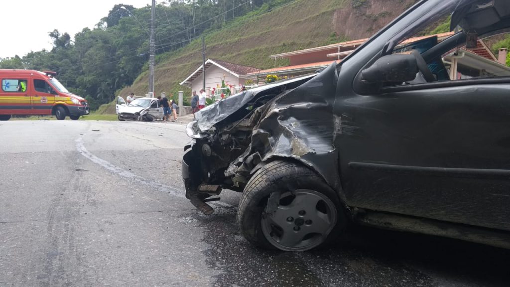 Colisão entre dois carros movimenta bombeiros em Guabiruba