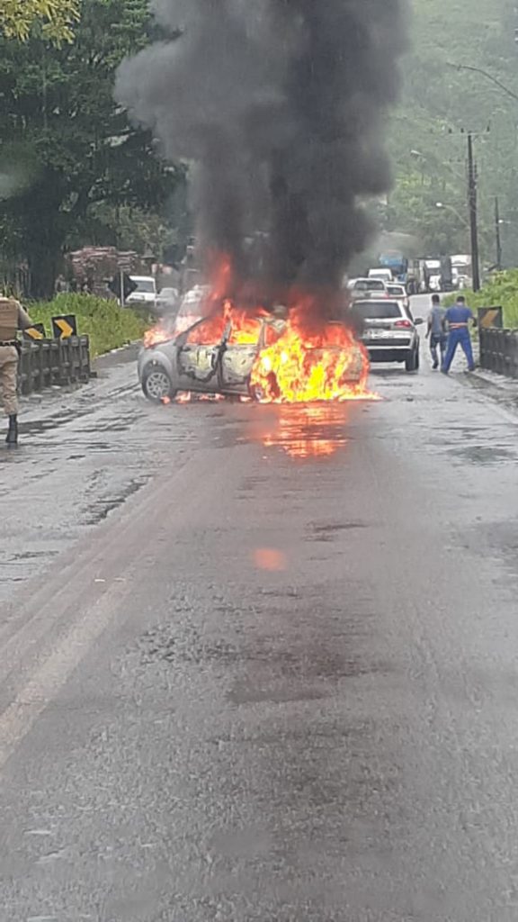 automóvel foi encontrado incendiado 