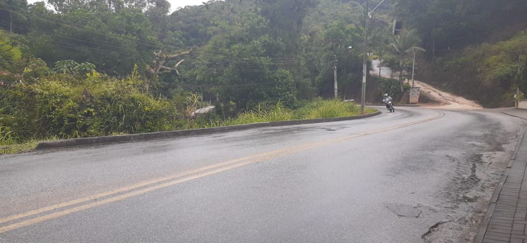 Carro cai em ribeirão na Travessa Lagoa Dourada