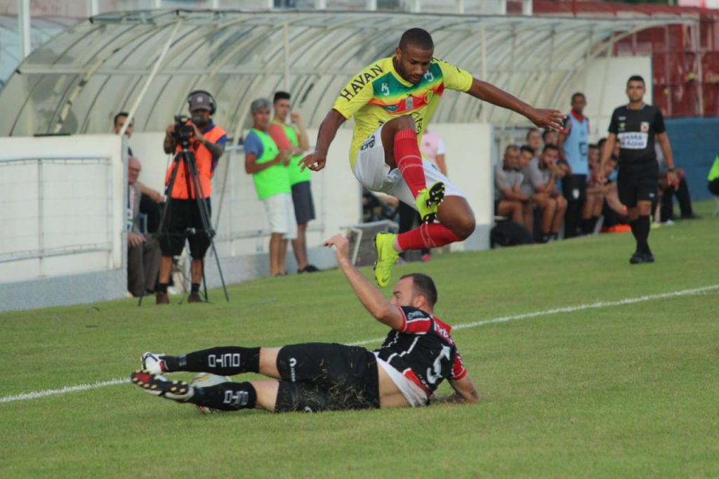 A partida que varou a noite deste domingo, 26, no novo gramado do estádio Augusto Bauer, ficará na memória do torcedor