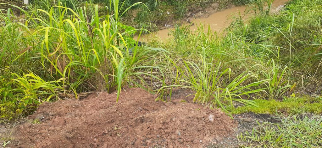 Veículo saiu da pista na Travessa Lagoa Dourada e caiu no ribeirão.