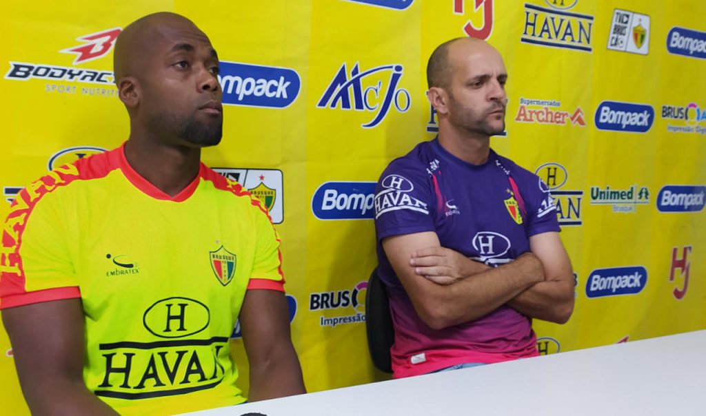 Zagueiro Negueti e técnico Jersinho em coletiva de imprensa (Foto: Diplomata FM).