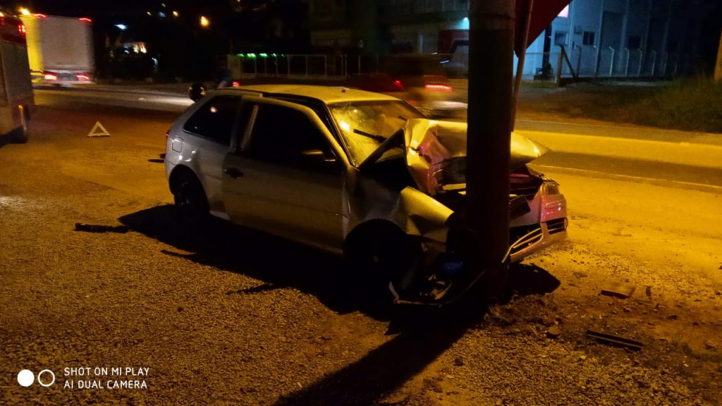 Carro bate em poste na rodovia Ivo Silveira