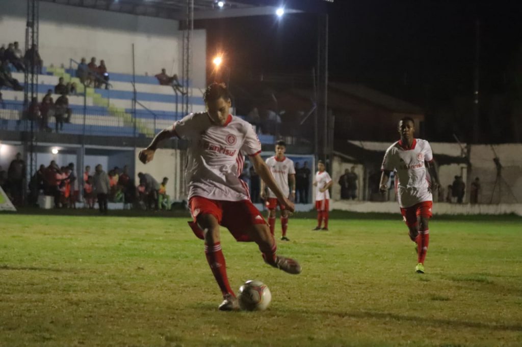 Davi converteu o pênalti pelas quartas de finais da Copa Santiago, pelo Inter.