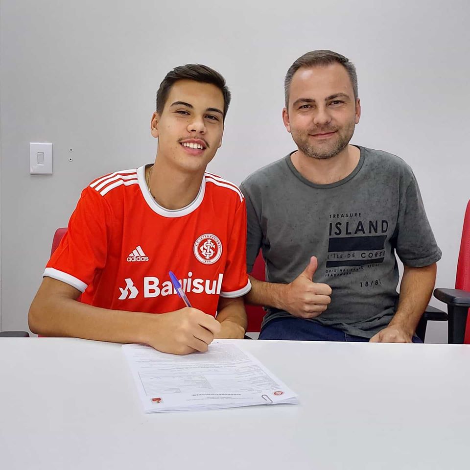 Davi de Souza e o pai, Fábio de Souza, após assinatura de contrato com o Inter (Foto/ Divulgação)).