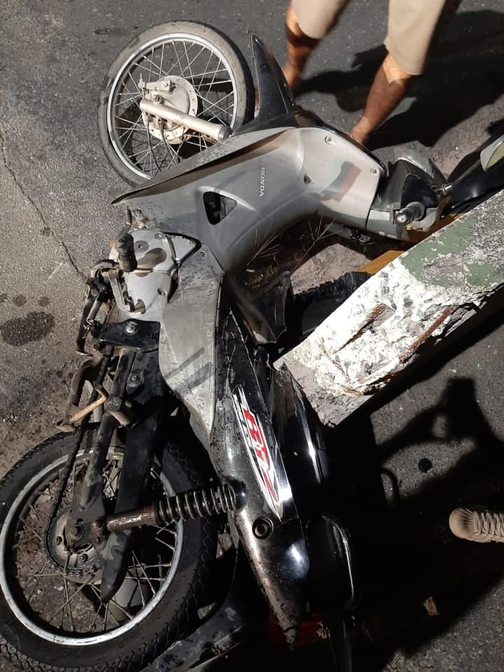 Motoneta da vítima atingida por um veículo nas imediações da ponte do Maluche.