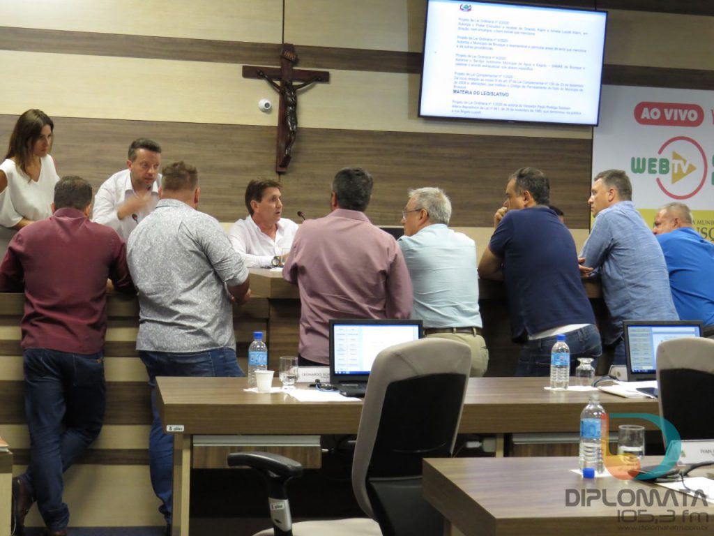 Vereadores reunidos na mesa-diretora em sessão marcada pela eleição da nova presidência (Foto: Juliane Ferreira/Diplomata FM).