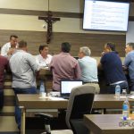 Vereadores reunidos na mesa-diretora em sessão marcada pela eleição da nova presidência (Foto: Juliane Ferreira/Diplomata FM).