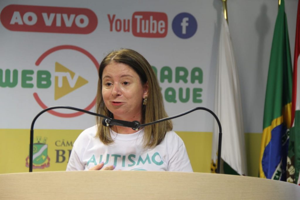 Presidente da AMA, jornalista Guédria Motta, na tribuna da Câmara (Foto: Assessoria de Imprensa).