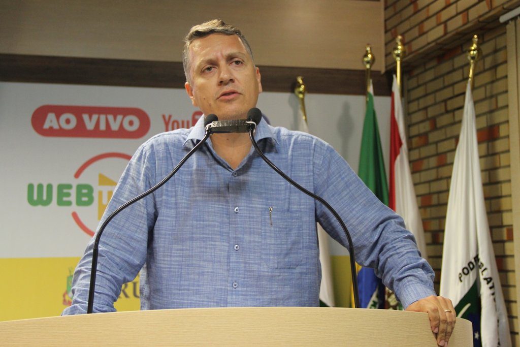 Vereador Jean Pirola na tribuna da Câmara (Foto: Assessoria de Imprensa).