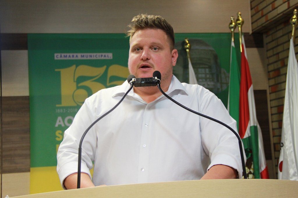 Vereador Leonardo Schmitz na tribuna da Câmara.