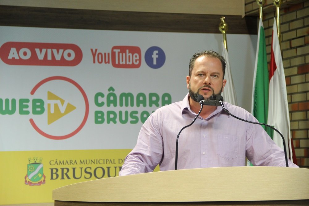 Vereador Marcos Deichmann na tribuna da Câmara (Foto: Assessoria de Imprensa).