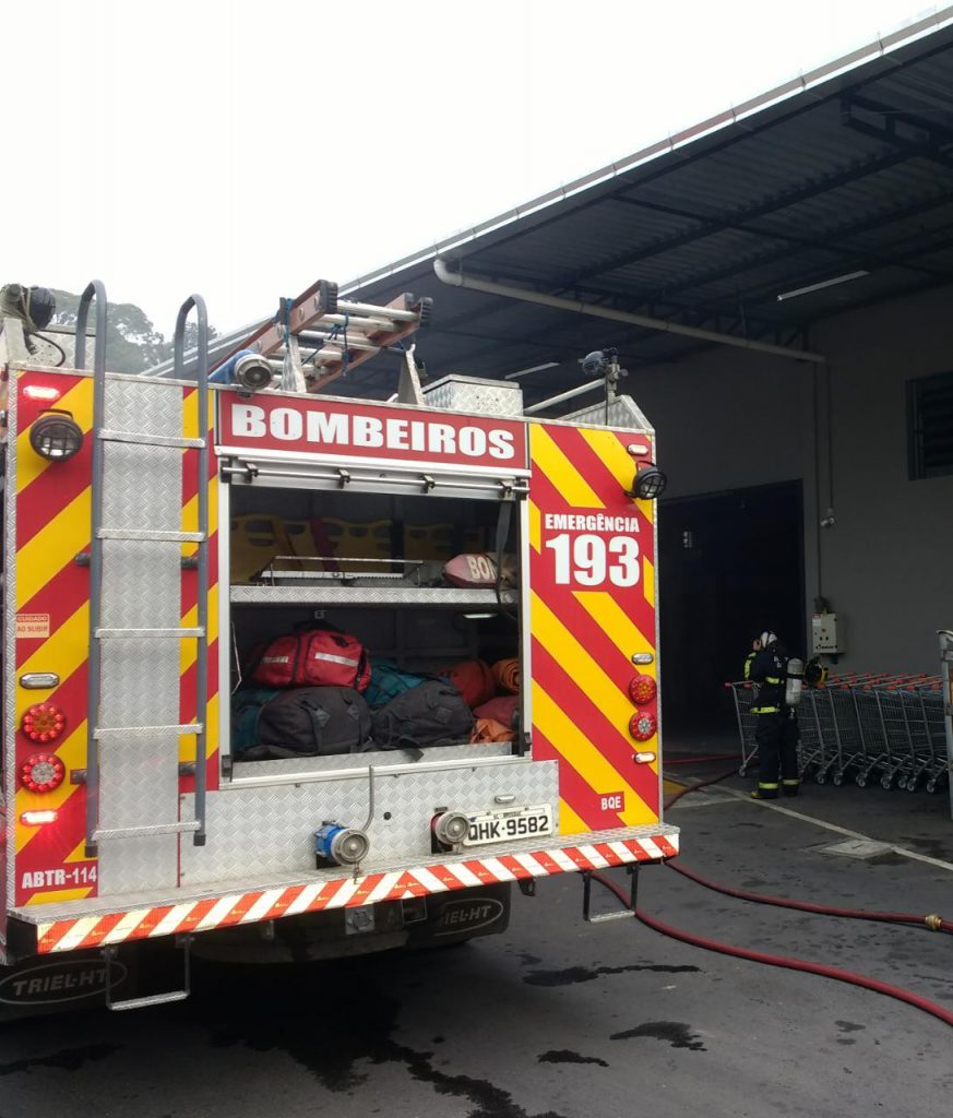 Bombeiros combatem incêndio em câmara frigorífica (Foto: Divulgação).