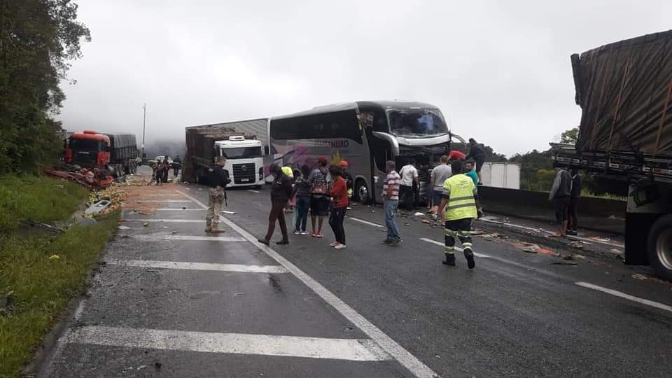 Acidente na Regis Bittencourt envolveu ònibus de Brusque (Foto: Divulgação).