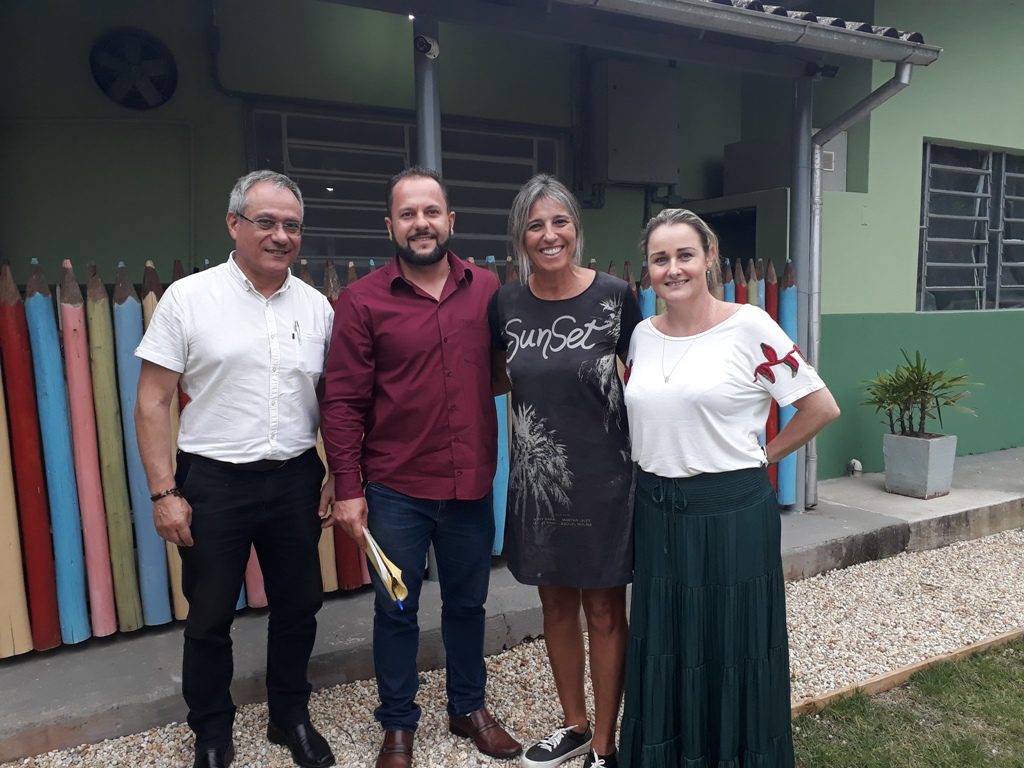 Comissão de Educação durante visita nas escolas (Foto: Assessoria/Câmara).