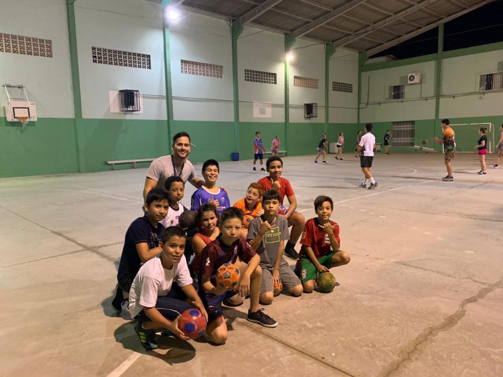 Professor Anderson Silva com alunos do handebol no polo do bairro Paquetá (Foto: Arquivo/Divulgação).