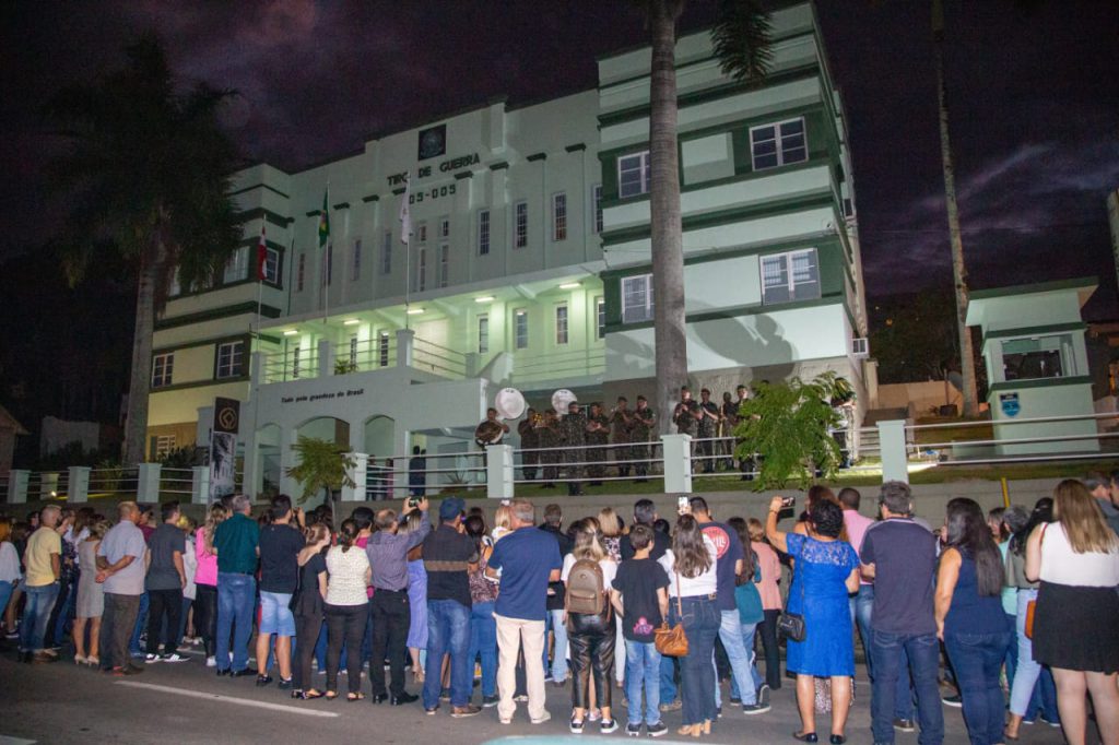 Autoridades municipais, familiares e ex-combatentes do tiro de guerra brusquense prestigiaram a cerimônia militar.
