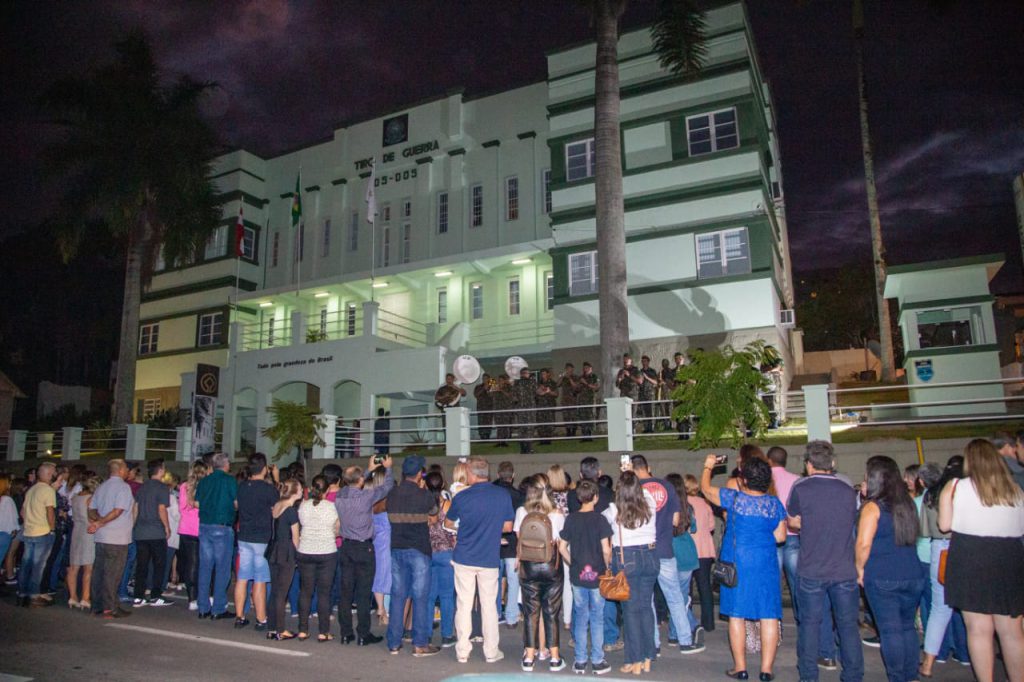 Autoridades municipais, familiares e ex-combatentes do tiro de guerra brusquense prestigiaram a cerimônia militar. 