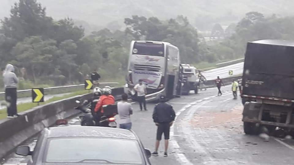 Engavetamento de veículos envolve ônibus de Brusque, na Regis Bittencourt