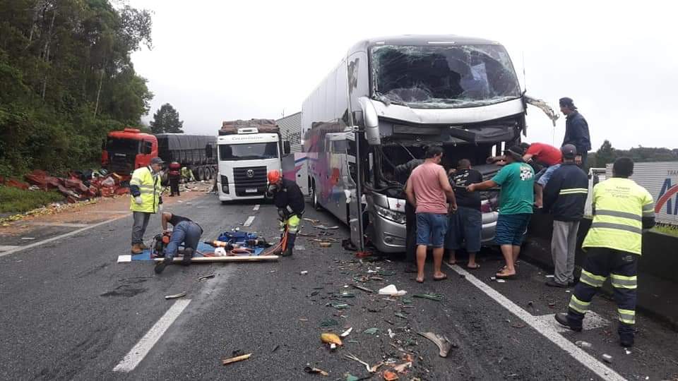 Engavetamento de veículos envolve ônibus de Brusque, na Regis Bittencourt