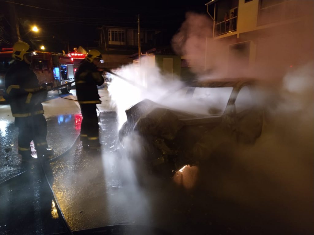 Carro bate em muro de residência e pega fogo