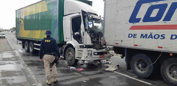 Um homem de 58 anos, morador de Brusque, morreu num acidente entre dois caminhões na BR-476.