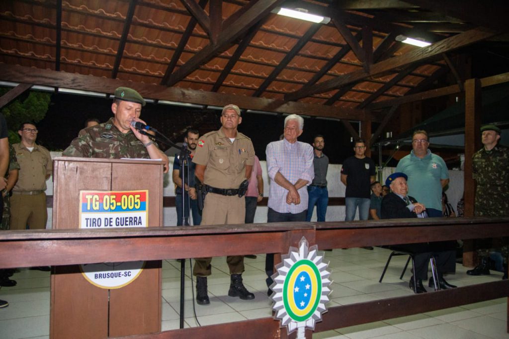 1º sargento Paulo Cesar Grellert faz saudações aos atiradores (Foto: Everton Dalmolin).