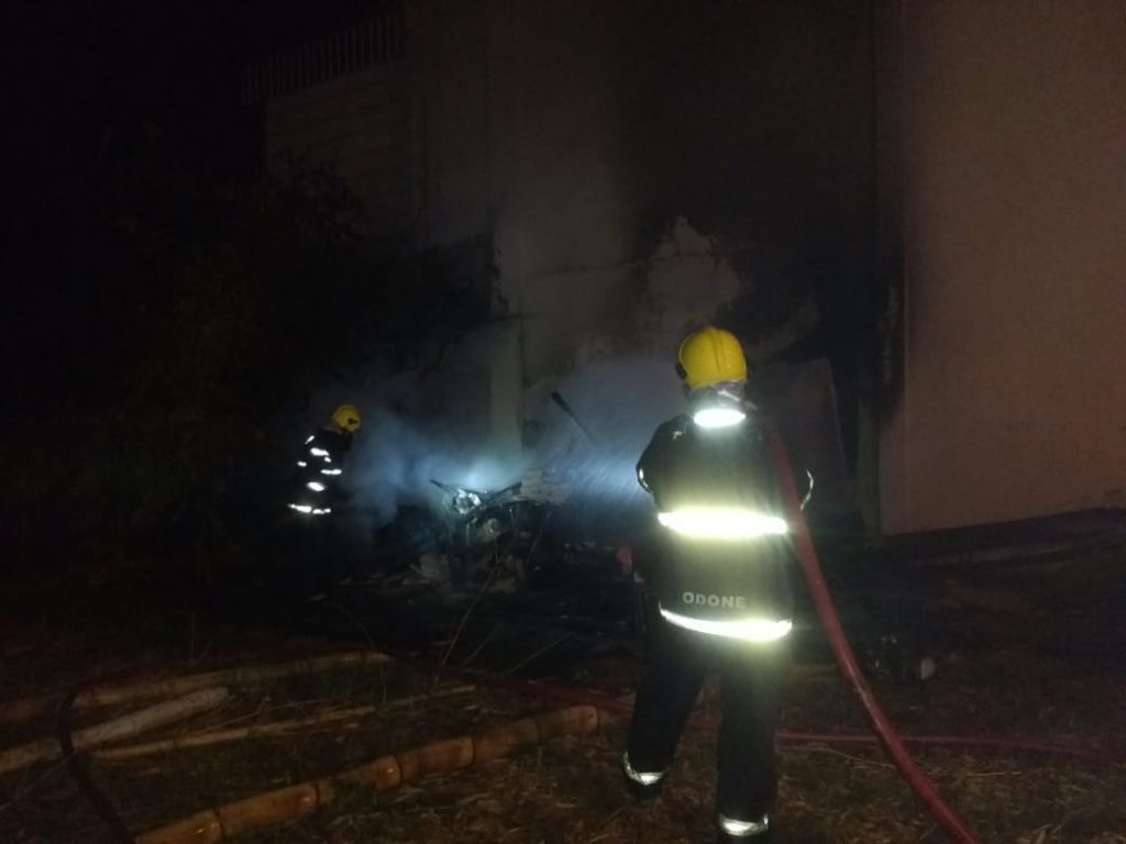 Bombeiros combateram incêndio num rancho de madeira