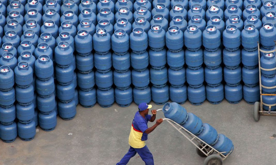 Petrobras reajusta em 5% preço do gás de cozinha Petrobras reajusta em 5% preço do gás de cozinha